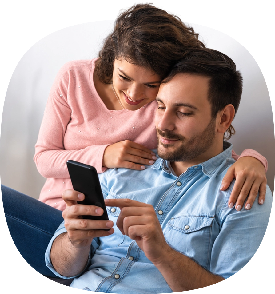 Casal de moradores atualizando o cadastro pelo celular