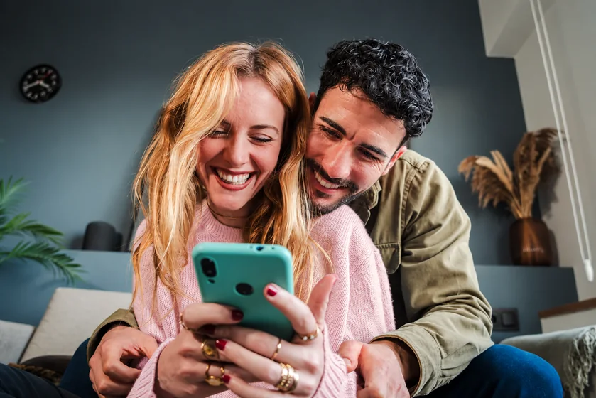 Casal de moradores olhando o celular