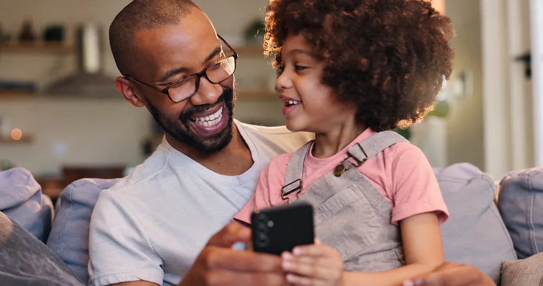 Pai e filha usando o app